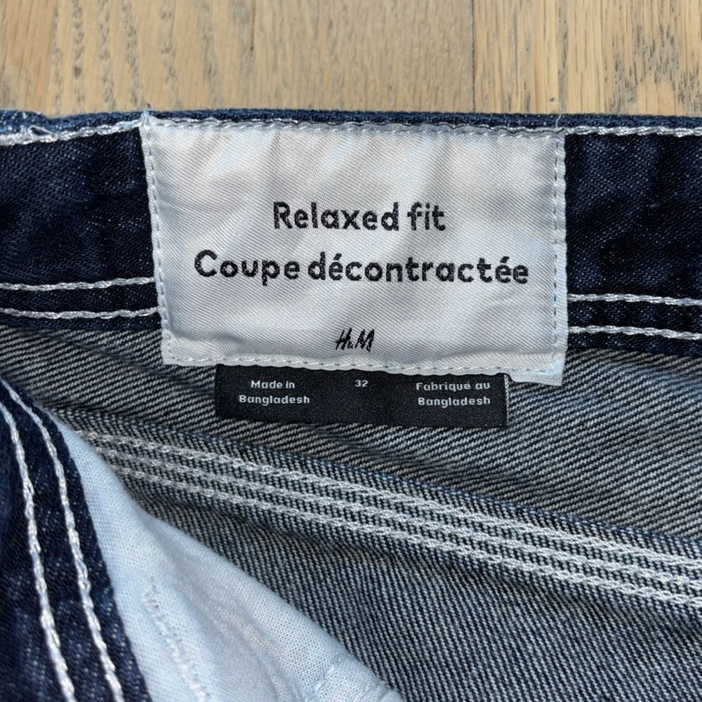 H&M denim relaxed fit carpenter cargo shorts. Size 32 - Picture 3 of 10